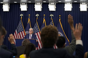 Geldpolitik: Fed bl&auml;st Zinssenkungen ab: Wird der starke Dollar zum Problem?