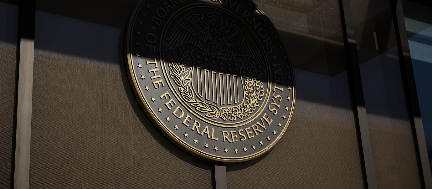 Investor Woche: Fed noch gegen Zinssenkungen, UK-Inflation r&uuml;ckl&auml;ufig, Rio Tinto mit Gewinnanstieg, BAE mit Rekordumsatz, Warner und Paramount verhandeln wieder, Dominos Pizza als KI-sichere Buffett-Aktie