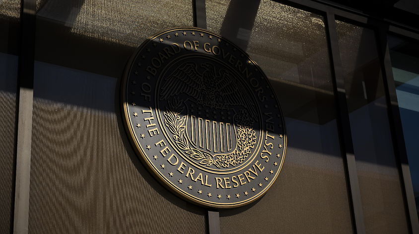 Investor Woche: Fed noch gegen Zinssenkungen, UK-Inflation rückläufig, Rio Tinto mit Gewinnanstieg, BAE mit Rekordumsatz, Warner und Paramount verhandeln wieder, Dominos Pizza als KI-sichere Buffett-Aktie