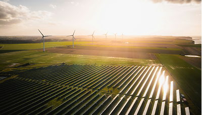 Solar federt &Ouml;lkrise ab: Elektromobilit&auml;t und Photovoltaik st&auml;rken Energiesicherheit weltweit