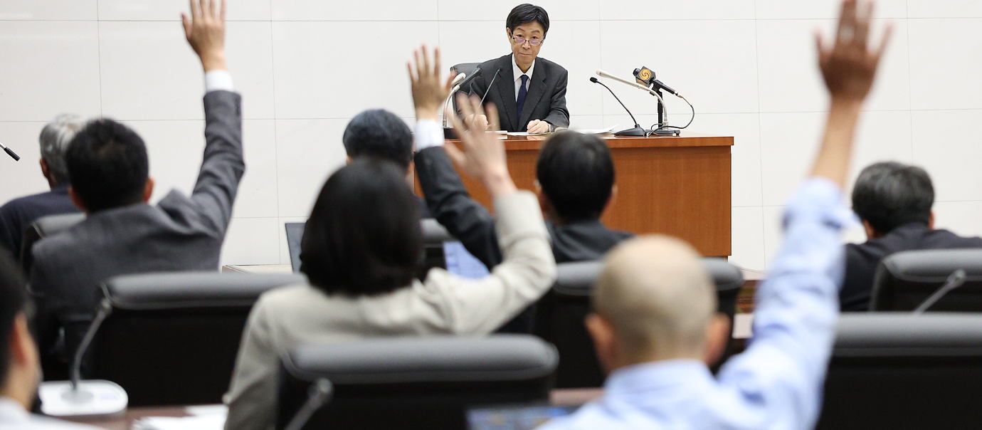 Investor Woche: BoJ erhöht Zinsen auf 1 %, Yen vor 40-Jahres-Tief, Warsh will Greenspan zurückdrehen, Siemens Energy plant Abspaltung, Evonik baut Stellen ab, QMines entdeckt neue Bohrziele