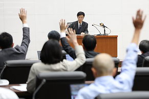 Investor Woche: BoJ erh&ouml;ht Zinsen auf 1 %, Yen vor 40-Jahres-Tief, Warsh will Greenspan zur&uuml;ckdrehen, Siemens Energy plant Abspaltung, Evonik baut Stellen ab, QMines entdeckt neue Bohrziele