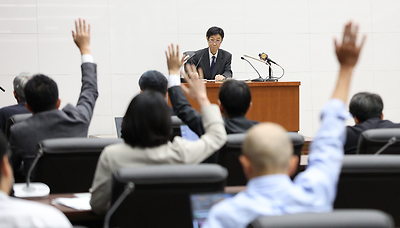 Investor Woche: BoJ erhöht Zinsen auf 1 %, Yen vor 40-Jahres-Tief, Warsh will Greenspan zurückdrehen, Siemens Energy plant Abspaltung, Evonik baut Stellen ab, QMines entdeckt neue Bohrziele