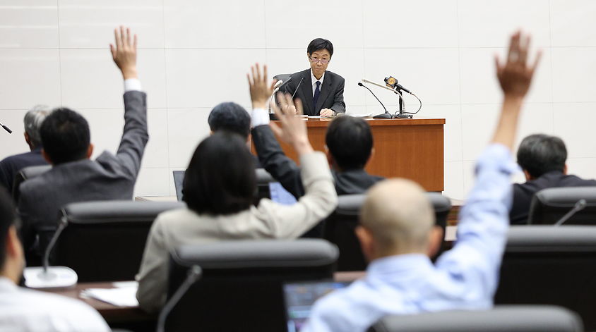 Investor Woche: BoJ erhöht Zinsen auf 1 %, Yen vor 40-Jahres-Tief, Warsh will Greenspan zurückdrehen, Siemens Energy plant Abspaltung, Evonik baut Stellen ab, QMines entdeckt neue Bohrziele