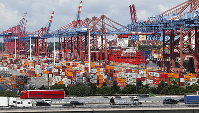 Investor Woche: Deutsche Exporte stark, US-Arbeitsmarkt schwach, Siemens und Deutsche Telekom mit starken Zahlen, Analysten sehen SAP Aktie unterbewertet, US-Investor steigt bei QuantumCore ein