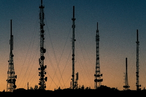 Mobilfunk im Umbruch: SpaceX greift den Mobilfunkmarkt an: Deutsche Telekom, AT&amp;T und Verizon unter Druck &ndash; American Tower und Crown Castle im Aufwind