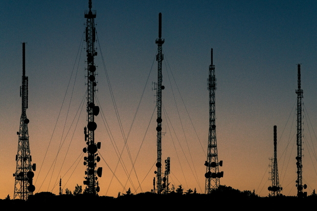 Mobilfunk im Umbruch: SpaceX greift den Mobilfunkmarkt an: Deutsche Telekom, AT&T und Verizon unter Druck – American Tower und Crown Castle im Aufwind