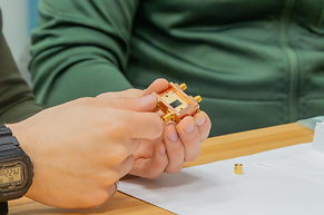 Kompaktere Chips: QuantumCore nimmt Engpass bei Quantenrechnern ins Visier