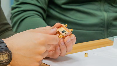 Kompaktere Chips: QuantumCore nimmt Engpass bei Quantenrechnern ins Visier