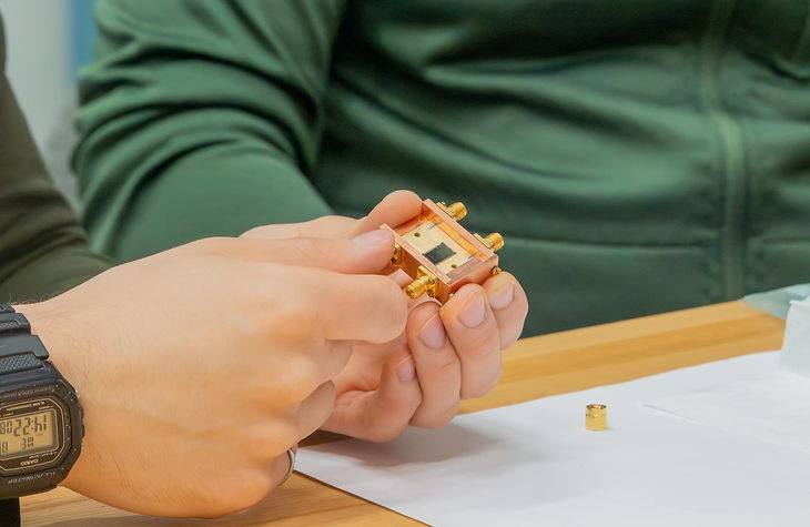 Kompaktere Chips: QuantumCore nimmt Engpass bei Quantenrechnern ins Visier